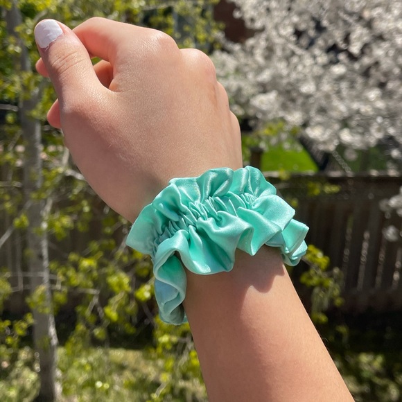 100% Frilly Ariel Blue Silk Scrunchie - Picture 4 of 5
